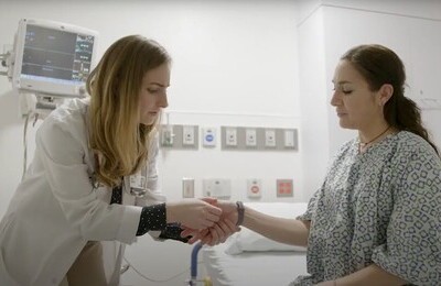 Кодирование Аквилонг в Ишиме Врач держит пациентку за руку