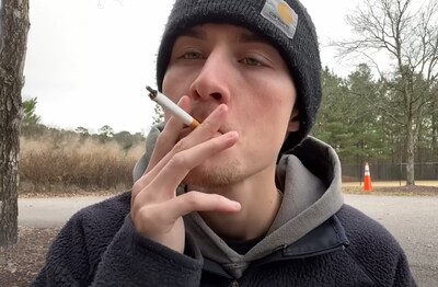 Лечение зависимости от табакокурения в Ишиме Мужчина с сигаретой делает затяжку