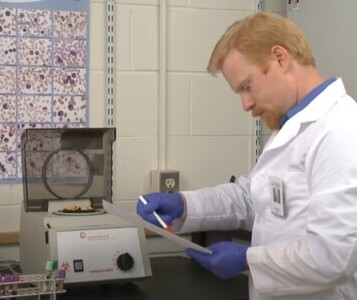 Клиника лечения наркозависимости в Ишиме Врач в кабинете клиники