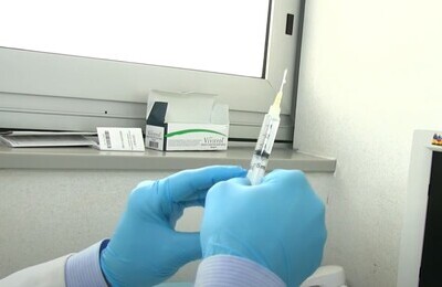 Проведение кодирования Вивитролом в Ишиме Шприц с Вивитролом в руках у врача